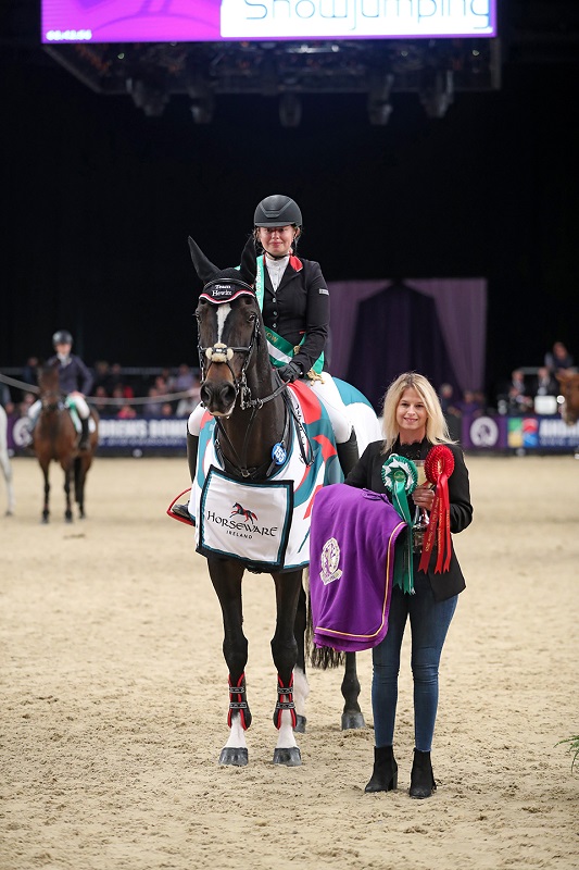 natasha hewitt HOYS Horseware winner